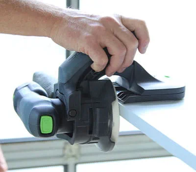 Kantenschleifer an Kante entlangführen