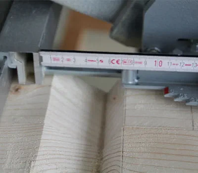 Einstellen des Parallelanschlages für das Schneiden auf der Abschnittsseite