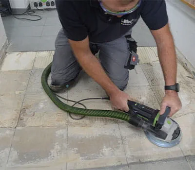 Fliesenkleber entfernen