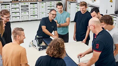 Ein Trainer mit einer Trainingsgruppe.