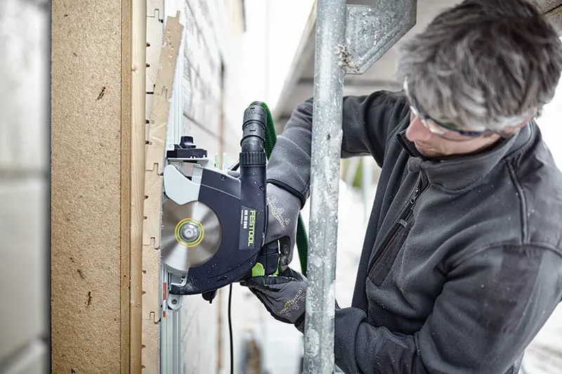 Handwerker mit Handkreissäge