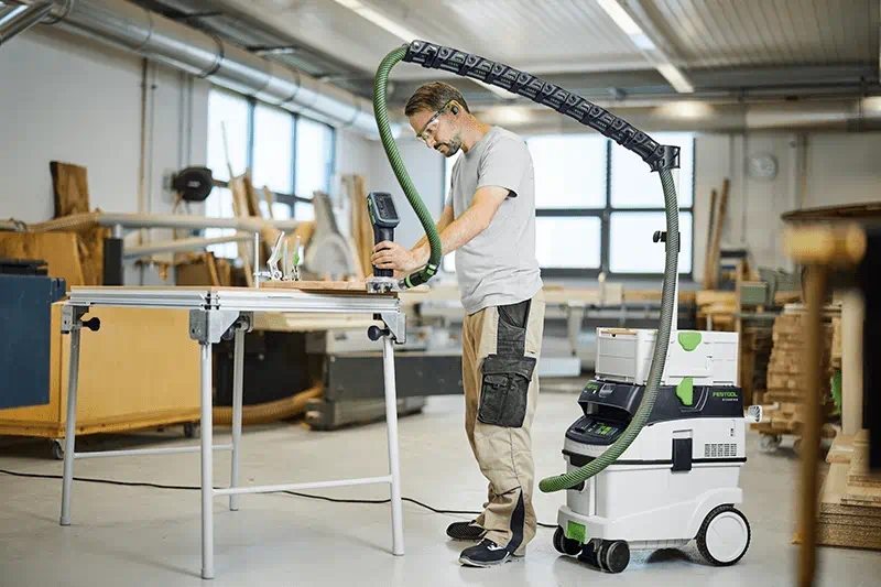 Handwerker mit diversen Festool Neuheiten
