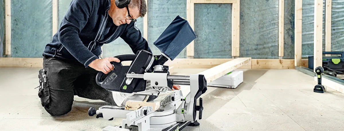 Arbeitstisch für lange Werkstücke: Die höhenverstellbaren Füße erhöhen den Arbeitstisch der KSC 60 exakt auf die Höhe eines Systainers SYS 3 M 112 oder eines SYSTAINER SYS 1.