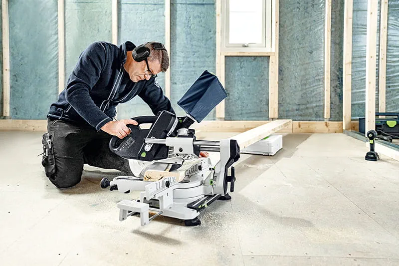 Arbeitstisch für lange Werkstücke: Die höhenverstellbaren Füße erhöhen den Arbeitstisch der KSC 60 exakt auf die Höhe eines Systainers SYS 3 M 112 oder eines SYSTAINER SYS 1.