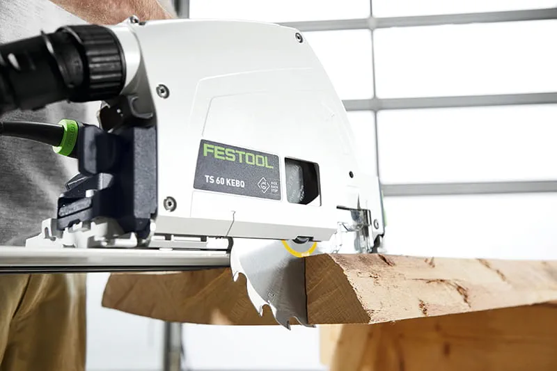 Arbeitstisch für lange Werkstücke: Die höhenverstellbaren Füße erhöhen den Arbeitstisch der KSC 60 exakt auf die Höhe eines Systainers SYS 3 M 112 oder eines SYSTAINER SYS 1.