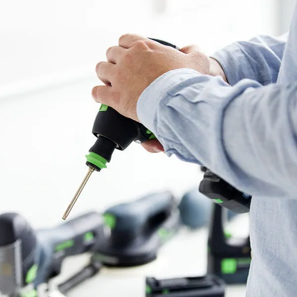 Der Produktdesigner testet die Form und Handhabung der Festool Produkte