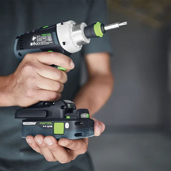 Akkupack an Festool-Akku-Schrauber anbringen.