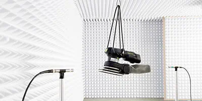 Ein Festool Akkuschleifer wird in der AKustikkammer getestet.