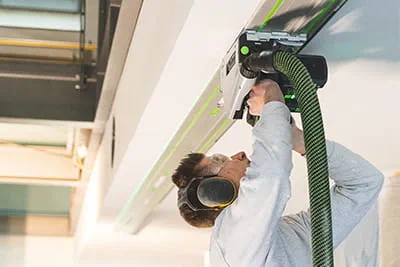 Sägearbeiten an der Decke mit der Festool Akku-Tauchsäge TSC 55