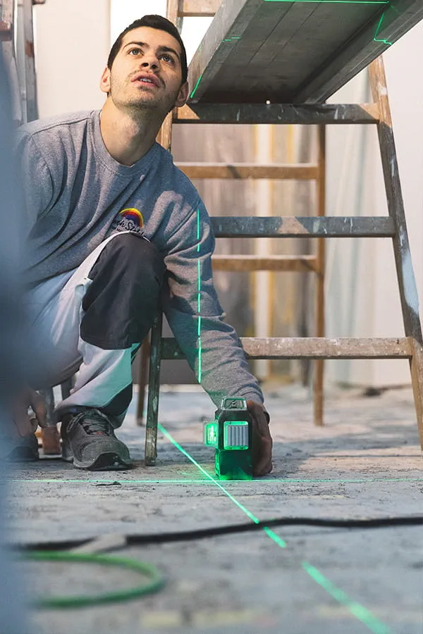 Ein Kreuzlinienlaser garantiert eine gerade Schnittlinie