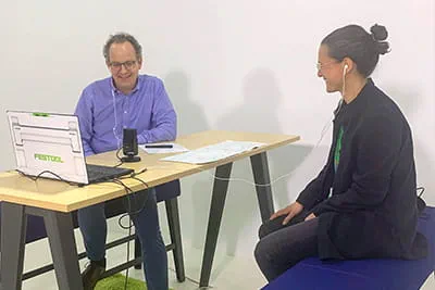Sascha Menges und Barbara Austel bei der Aufnahme des Podcast "Marken des Jahrhunderts"