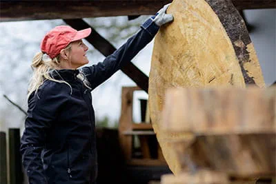 Holzstücke werden mit der Festool Handkreissäge zugesägt
