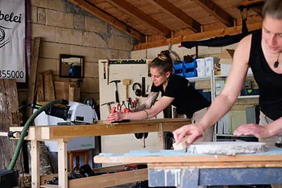 Die Schreinerinnen der Allgäuer Holzliebelei arbeiten an ihrem nächsten Projekt