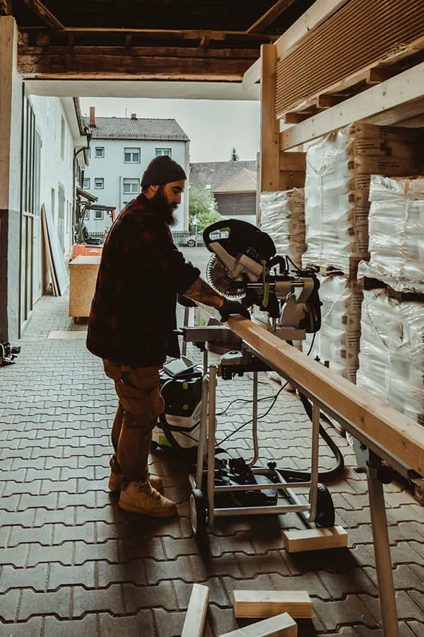 Zuschneiden der Holzstücke mit der Festool Kapp-Zugsäge KAPEX