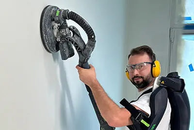 Maciej Hdy mit Exoskelett