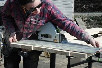 Die Makerin Laura Kampf benutzt die Akku-Tauchsäge Festool TSC 55 mit Führungsschiene von Festool.