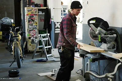 Die Makerin Laura Kampf bei der Arbeit in ihrer Werkstatt mit einer Kappsäge von Festool.