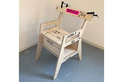 Laura Kampf baut einen Stuhl mit Festool Werkzeugen.