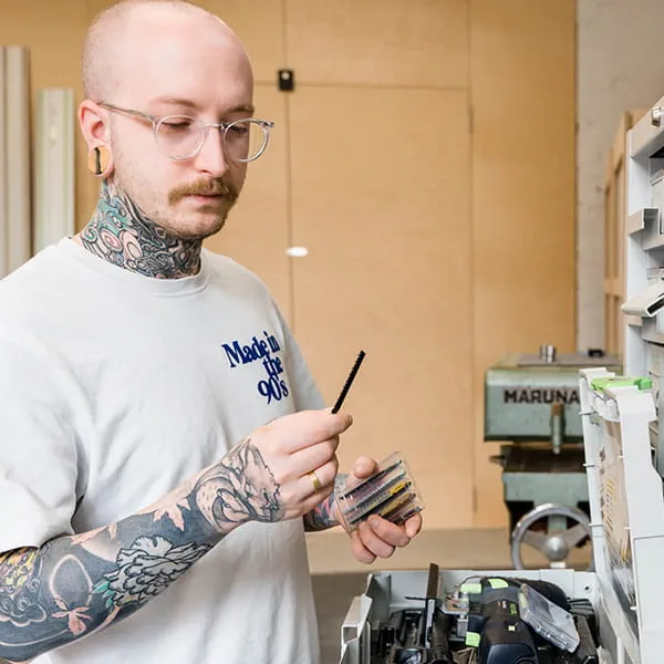Tischlermeister und Produktdesigner Jonas Winkler bei der Auswahl des passenden Stichsägeblattes