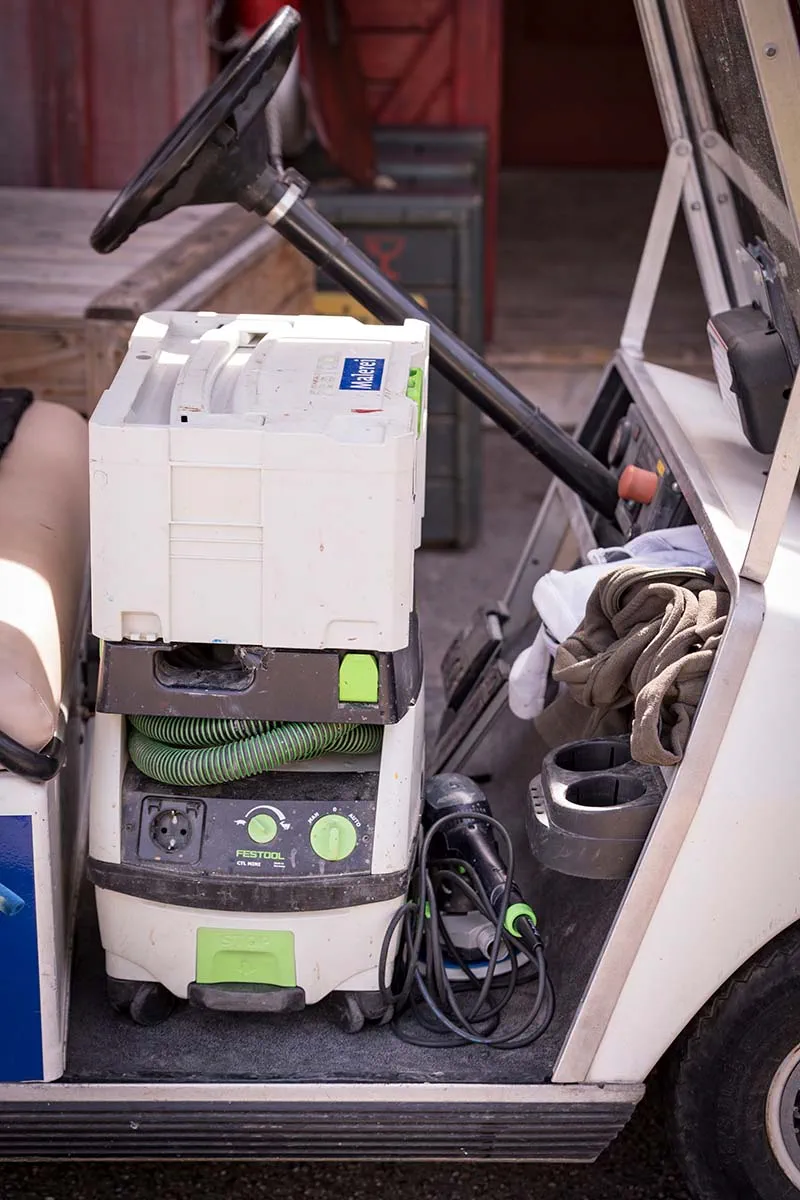 Ein Absaugmobil von Festool im Einsatz.