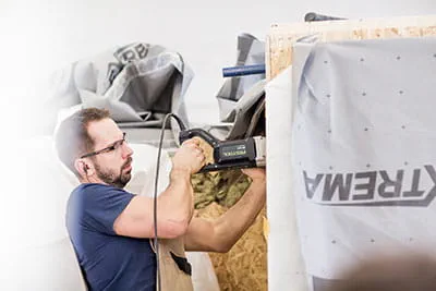 Die Wände der Fertighäuser werden mit den Festool Werkzeugen bearbeitet.