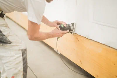 Die Wände der Fertighäuser werden mit den Festool Schleifer bearbeitet.