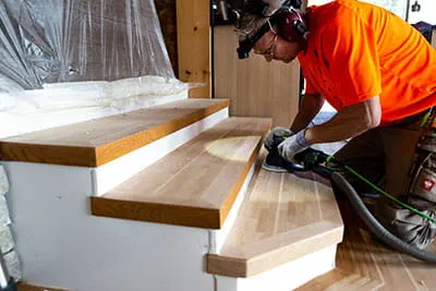 Die Parkett Stücke werden mit dem Festool Exzenterschleifer abgeschliffen