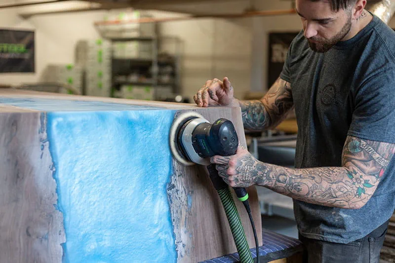 Abschleifen der Oberfläche des "River Table" mit dem Festool Exzenterschleifer