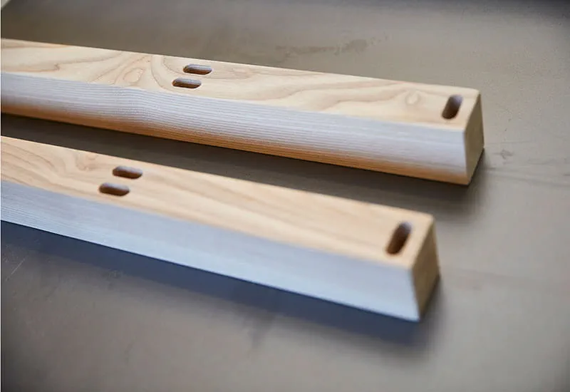Die Domino Dübelfräsung von Festool an den Schaukelstuhl Einzelteilen.