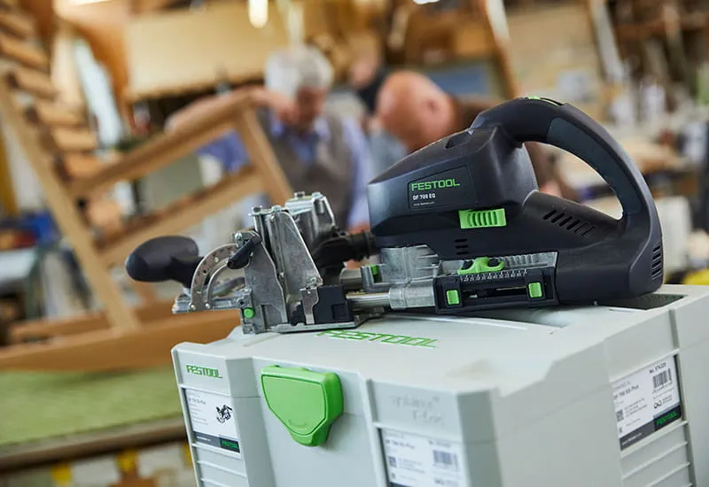 Die Domino Dübelfräse 700 von Festool in der Seitenansicht.