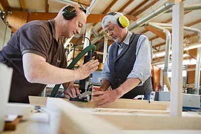 Tischler Karsten Shillings im Einsatz mit der Domino Dübelfräse von Festool.