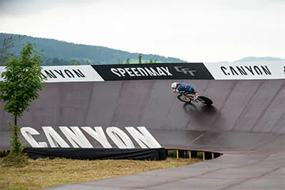 Jan Frodeno beim Tribattle auf der Steilwand des "Canyon Turm