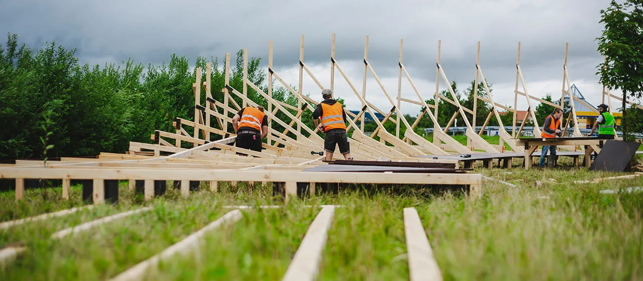 Das Schneestern-Team beim Bau der Rampe für das Tri-Battle im Allgäu