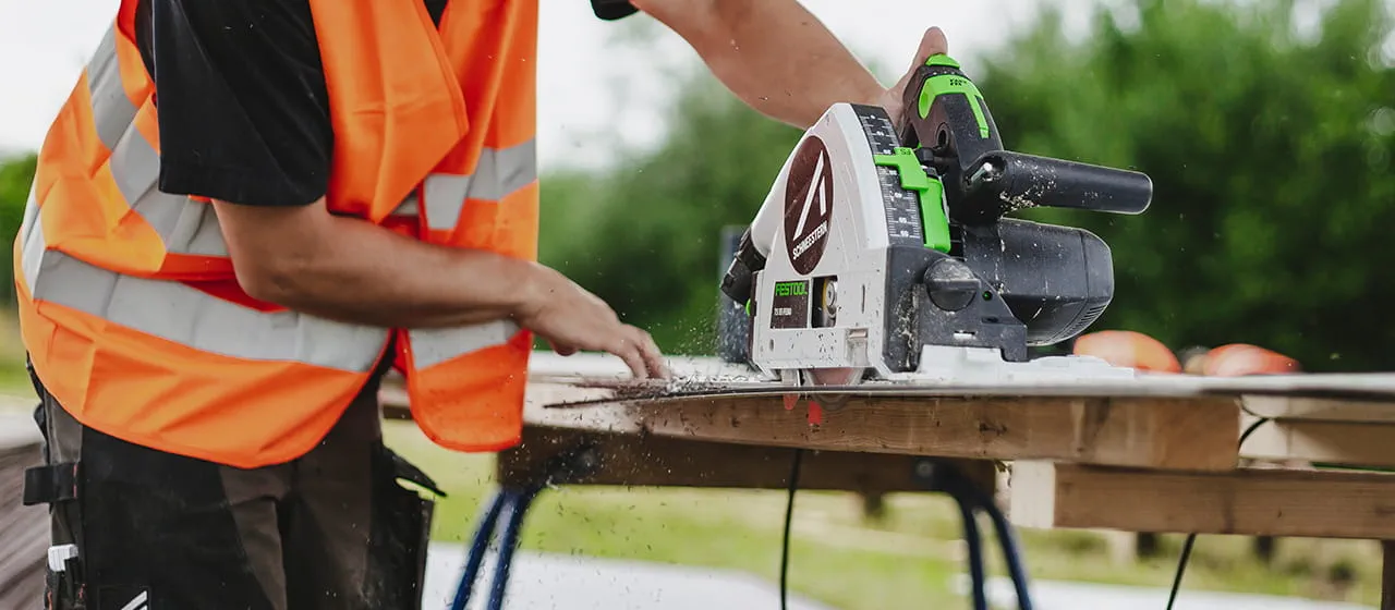 Sägearbeiten mit der Festool TSC 55 an einem der Bühnenteile