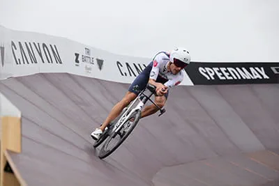 Jan Frodeno beim Tribattle auf der Steilwand des "Canyon Turm