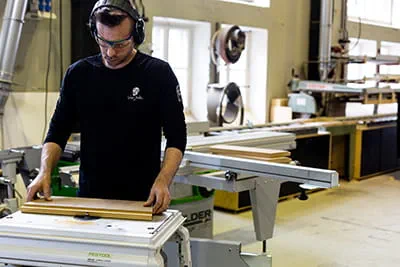 Arbeiten in der Schreinerwerkstatt