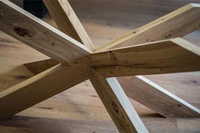 Ein massives Eichentischbein