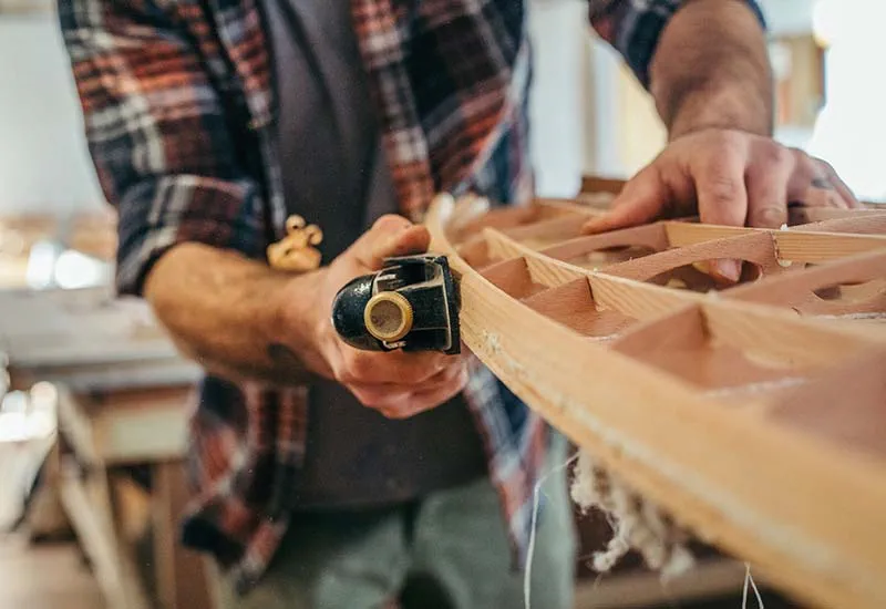 Abschleifen der Surfboards