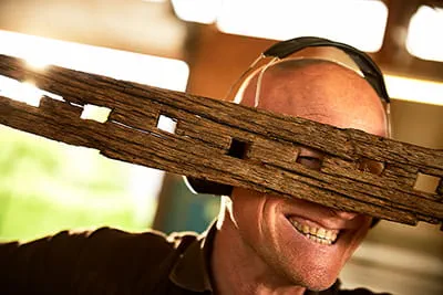 Karsten Schilling liebt die Arbeit mit Holz.