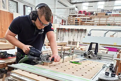 Dorian Groitier arbeitet an seinem Projekt
