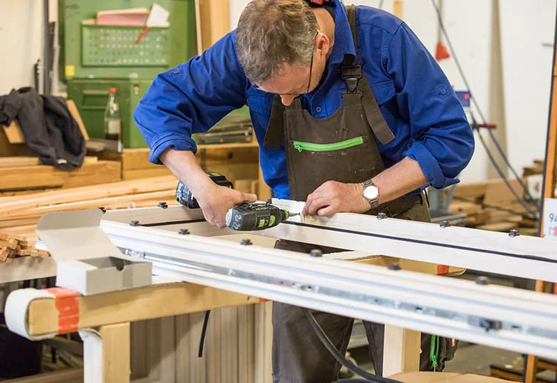 Ein Mitarbeiter der Vereinigten Holzbaubetriebe im Einsatz mit dem Akkuschrauber T 18 von Festool.