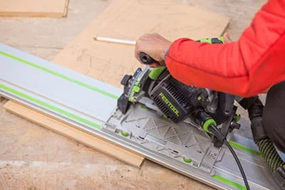 Holzstücke werden mit der Festool Handkreissäge zugesägt