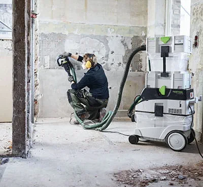 Der Sanierungsschleifer RG 130 erzielt in Kombination mit dem Absaugmobil CTM 36 AC RENOFIX und dem Vorabscheider CT-VA exzellente Absaugergebnisse und garantiert staubarmes Arbeiten.