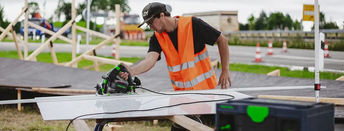 Das Schneestern Team mit der Akku Tauchkreissäge TSC 55 von Festool und der SYS PowerStation