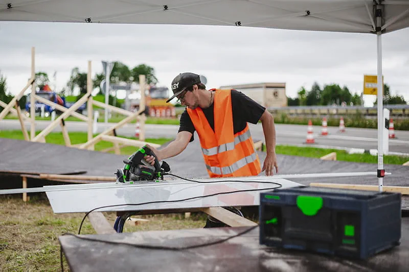 Das Schneestern Team mit der Akku Tauchkreissäge TSC 55 von Festool und der SYS PowerStation